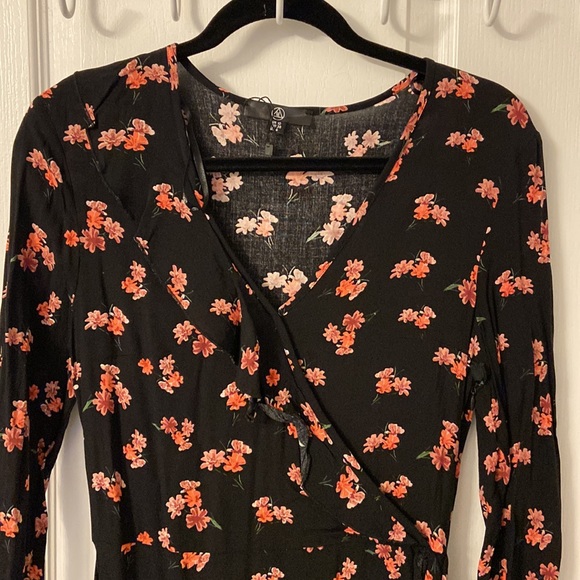 Misguided floral wrap dress - size US 6 - Picture 2 of 5